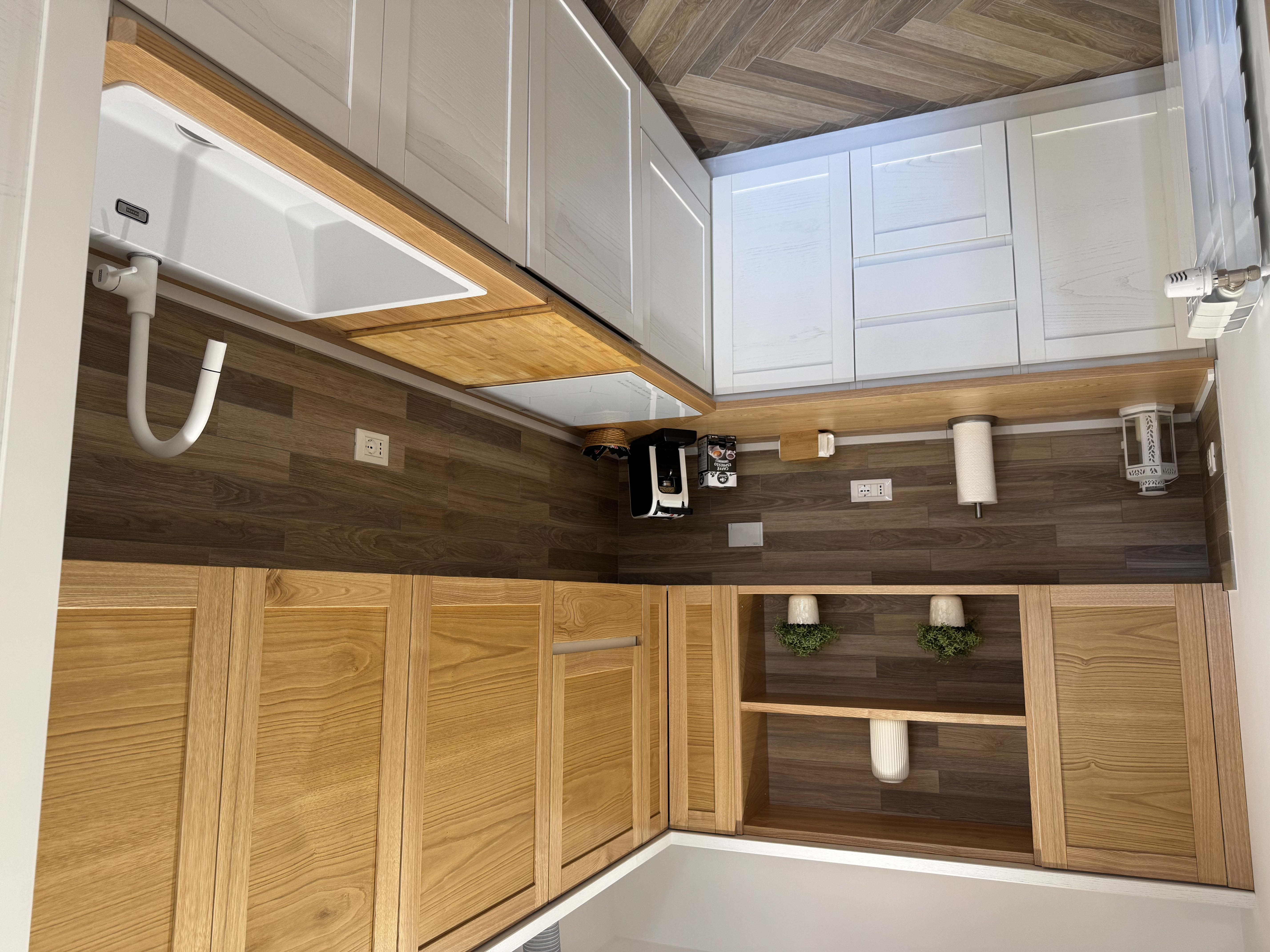 Cucina attrezzata e funzionale, con piano in legno e spazi ben organizzati.